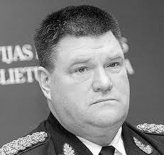 Nāk jaunie izmeklētāji, kurus gatavo Policijas koledžā, bet viņiem pat nav  jurista izglītības. Ļoti virspusēji sagatavoti, ar viņiem ir ļoti  smagi.Ēriks KalnmeiersKas tiek darīts, lai uzlabotu policijas darba  kvalitāti?