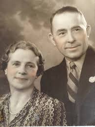 John Radecki at work, sketching the scene for a window. From the Sept 7,  1946 edition of Australian Women's Weekly magazine.