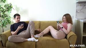 Ateşli Büyük Memeli Anne, üvey kızı için bir seks partisi organize ediyor  Porno 7DAK farkıyla izle