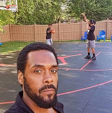 William L. Johnson lisas uue foto.