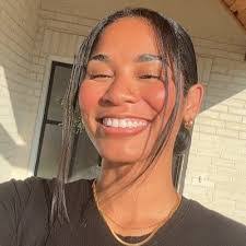 Gracie Bennett's Instagram, Twitter & Facebook