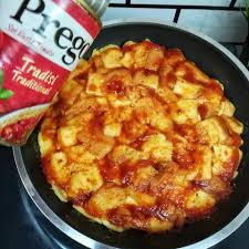 Untuk permulaan proses memasak, jangan tutup pemanggang ajaib tu, biarkan 2 minit gitu, kemudian baru tutup dan kuatkan api sedikit untuk mencairkan keju tadi. Pizza Roti Gardenia Bakar Dalam Oven Guna Dapur Gas Pun Boleh Mingguan Wanita