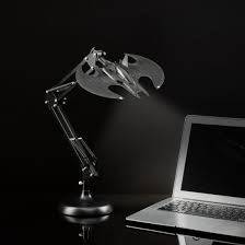 Also, das wort #schreibtischlampe könnte man frühmorgens ja auch anders lesen. Dc Comics Batman Batwing Schreibtischlampe Geschenke Und Gadgets Fur Nerds Online Kaufen Getdigital