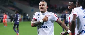 Depay, photos de lionceau et polémique. Lyon Aulas Revele Un Interet De La Roma Pour Depay
