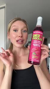 Drink z dzieciństwa z sokiem malinowym i gazowaną wodą