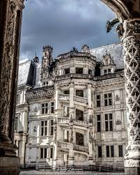 Le Chateau Royal De Blois Dans Le Loir Et Cher En 2020 Loir Et Cher Chateau Chateau De Blois