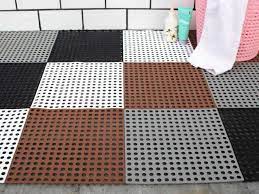 Ini adalah keset kamar mandi yang indah yang dibuat dari kayu berkualitas dan dengan pijakan karet untuk melindungi lantai. Karpet Karet Kamar Mandi Solusi Praktis Mengatasi Lantai Yang Licin Arafuru