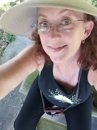 Hello, I'm Dee and something to know about me is this chat is funny