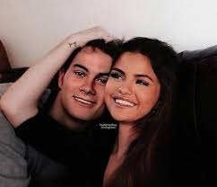 Bunun üzerine sevgilisi brittany snow ve dylan o'brien (o da başka bir kategoride aday) tyler için destek tweetleri attı, bunun üzerine tyler, dylan'a oy verilmesi gerektiğini söyleyerek dylan'a destek oldu. Pin By Catherine Manter On Dylena Selena Gomez And Dylan O Brien In 2021 Spiderman Homecoming Selena Gomez Tom Holland