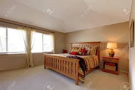 Grün verbindet man sofort mit der natur, man schlafzimmer braun gestalten ist eine echte herausforderung. Lagre Schlafzimmer Mit Holz Bett Und Nachttisch Mit Stiel Rot Grun Und Gelb Betten Lizenzfreie Fotos Bilder Und Stock Fotografie Image 15783861