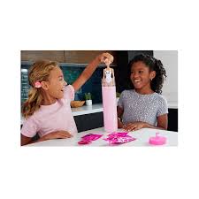 Barbie se encuentra en una situación un poco complicada. Barbie Color Reveal Muneca Sorpresa