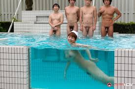 全裸女子高生黒崎セシルがSEXプール授業を受ける無修正AVの動画と写真15枚 - カリビアンコム