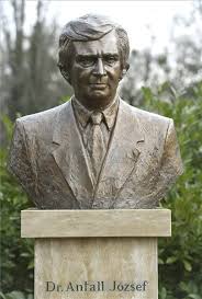 József antall, politician and prime minister of hungary from 1990 until his death in 1993. Felavattak Antall Jozsef Nehai Miniszterelnok Mellszobrat Vasarnap Hu