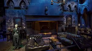 In general, it sports several shades of green and the mantle is adorned with a portrait of a serpent (all associated with the house). Warner Bros Studio Tour London Slytherin Common Room Warner Bros Studio Tour London Facebook