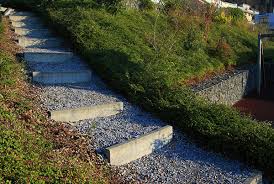 Du möchtest höhenunterschiede auf deinem grundstück mit stufen überwinden? Gartentreppen Treppenanlage