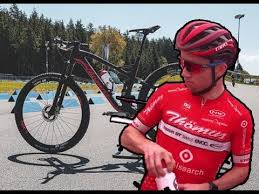Mathias flückiger ha elegido las ruedas xrc1200 de 25 mm de ancho ya que según él combinan mejor con los neumáticos schwalbe thunderbird 2.25 tle, que suele montar con una presión de entre 1,2 y 1,3 bar. Mathias Fluckiger Erklart Sein Bike Setup Fur Die Lenzerheide Youtube