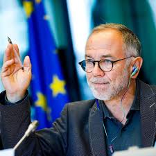 Politique : le député européen Eric Andrieu annonce son départ avant de  terminer son troisième mandat pour "préparer" son "successeur"