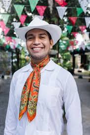 Pria Latin Yang Mengenakan Mariachi Tradisional Meksiko Pada Saat Parade —  Foto Stok © marcoscastillo #663311754