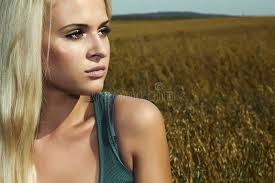 Portrait D'une Fille Blonde Dans Une Lingerie Sur Le Champ Image stock