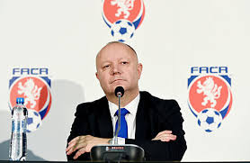 Tohle přesně český fotbal směrem k evropě. Slavia Na Predsedu Svazu Podporuje Fouska Stoji Ale Take Za Smicerem Jak Slibila Fotbal Lidovky Cz