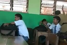 Savesave gambar alatan dalam kelas for later. Beredar Video Guru Pukul Siswa Di Kelas Ini Gara Garanya Radar Bogor Berita Bogor Terpercaya