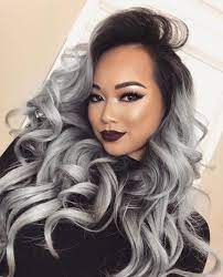 lange lockige graue haare mit schwarzem ansatz silbernes haar haare grau farben haarfarben frisuren