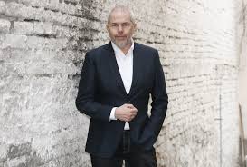 Oblíbený moderátor zpovídá 23 osobností z řad umělců, vědců, sportovců, ochránců přírody, historiků a válečných veteránů. Marek Eben Si Strihl Trapas Ve Studiu Sedmicka Cz