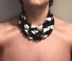 Collana Stratificata Nera E Bianca Vere Perle Scaramazze Bianche Collana Bianca E Nera Collana M Black And White Necklaces Statement Necklace White Necklace