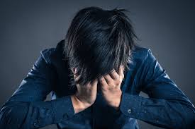 落ち込む男性 – Men with dark emotions – fumumu