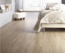 Rechauffez Vous Avec Le Carrelage Aspect Bois Carrelage Aspect Bois Carrelage Interieur Carrelage Imitation Parquet