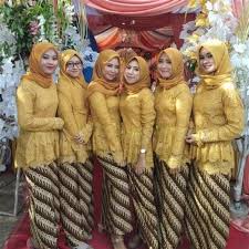 Dapatkan baju couple (baju kapelan) idamanmu dengan harga baju couple yang model baju couple yang tersedia juga begitu beragam, mulai dari kaos, kemeja, batik decouple baju muslim terbaru atasan muslimah atasan murah baju kondangan. Couple Baju Kondangan Bareng Temen Baju Couple Bareng Temen Trend Kondangan Bareng Pacar Tayang Sejak 30 Januari Lalu Film Temen Kondangan Bercerita Tentang Salah Satu Ketakutan Terbesar Putri