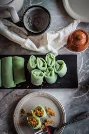 Berikut bahan2 yang diperlukan cara membuat telur dadar gulung buat sarapan bu yun kali ini akan membagikan resep telur. Crepes With Sweet Coconut Kue Dadar Gulung Nyonya Food Asian Desserts Food