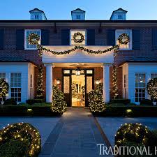 Christmas In A California Home With A Neutral Palette Outdoor Holiday Decor Holiday Home California Homes