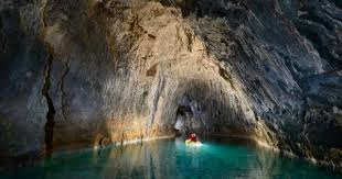 Grotte De Gournier Isere Traversee En Canot Du Lac D Entree Sp 15 0681 La Pierre Saint Martin Grotte Isere