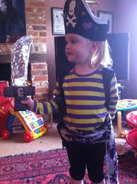 My Diy No Sew Toddler Girl Homemade Pirate Party Costume Would Also Be Good For Halloween My Daughter Helped Make The Ha Theme Pirate Enfant Bricolage Enfant