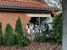 Unfall in Paderborn-Sande: Auto kracht in Garage
