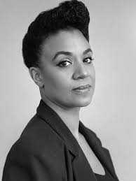 Actualmente en el #C3A, 𝘓𝘰𝘴 𝘮𝘶𝘯𝘥𝘰𝘴 𝘲𝘶𝘦 𝘤𝘰𝘯𝘵𝘢𝘮𝘰𝘴:  𝘜𝘮𝘣𝘳𝘢𝘭 es una obra en la que Kapwani Kiwanga explora los paralelismos  entre cosmologías de África, Asia y Sudamérica, centrándose en los mitos de