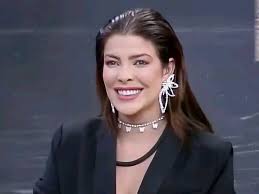 Para mim a Jaque merece ser a campeã:a melhor amiga foi expulsa, o namorado  desistiu, a outra amiga traiu ela, sofreu calúnia pela simioni e pelo  tonzão, foi acusada de não ser