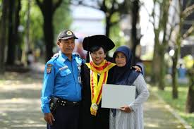 Kabupaten/kota sifatnya hanya menyampaikan rekomendasi, selanjutnya hari ini 18 november 2020 telah ditetapkan. Kisah Pak Teguh Satpam Ugm Yang Berhasil Kuliahkan Putrinya Hingga Gelar Doktor Infopena Com