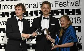Последние твиты от karlovy vary iff (@kviff). Kviff 2018 Filmovy Svatek Ve Varech Ovladli Barbari Bartoska Ocenil Levinsona Hanzlika A Pattinsona Informuji Cz
