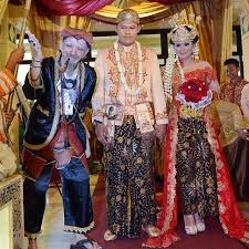 Konon, nama pangsi ini berasal dari kalimat ' pangeusi numpang ka sisi ' yang berarti pakaian yang dipakai dengan dibelit seperti pemakaian sarung. Sewa Baju Sunda Hub Fashion Style Kebaya