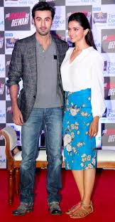 Ranbir Kapoor And Deepika Padukone Back Together In A Relationship Spotted Kissing In Mumbai Indian Bollywood Actress Deepika Padukone Style Deepika Padukone