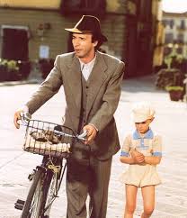 @robert0benigni maestro mi sono appena iscritta su twitter e lei è stata la prima persona che ho seguito.la mia stima per lei è immensa! Life Is Beautiful Roberto Benigni And Giorgio Cantarini What A Movie On So Many Levels I Fell In Love With Roberto B Film Movie Favorite Movies Movie Scenes