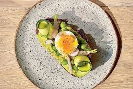 Toast A L Avocat œuf Mollet Et Legumes Du Printemps De Cyril Lignac Recette En 2020 Toast Avocat Oeuf Mollet Club Sandwich