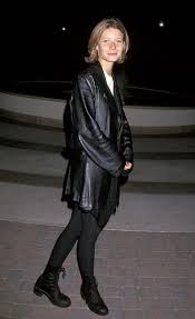 By 1993 Gwyneth Had Appeared In A Few Movies And Hit The Premiere Of Her 1993 Flick Flesh And Bone Which Starred Meg Fashion 90s Fashion All Black Outfit