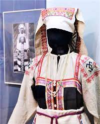 ロシアの民族衣装は美しい装飾的な刺繍で彩られています | ハバロフスク チャンネル