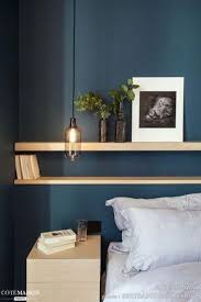 D Elegantes Etageres En Bois Ont Ete Placees Au Dessus Du Couchage En Guise De Tete De Lit Appartmentdecor Deco Chambre Parentale Moderne Deco Chambre Parents