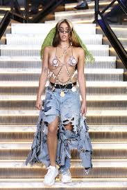 She was born to madonna and as she grew up, lourdes constantly remained in the limelight. Madonna S Daughter Lourdes Leon Makes Her Runway Debut In Puka Shell Body Chain Vanity Fair