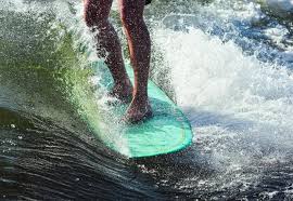 bradenzischke navigating crowds and onshore winds to lay down some silky  turns. Check out more surf photos and videos at solstudiophoto.com/surf.  #surfphotography #surffilm #elporto