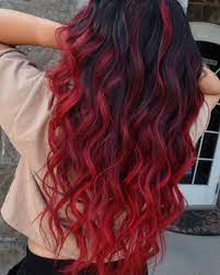 Красные волосы с черными прядями
